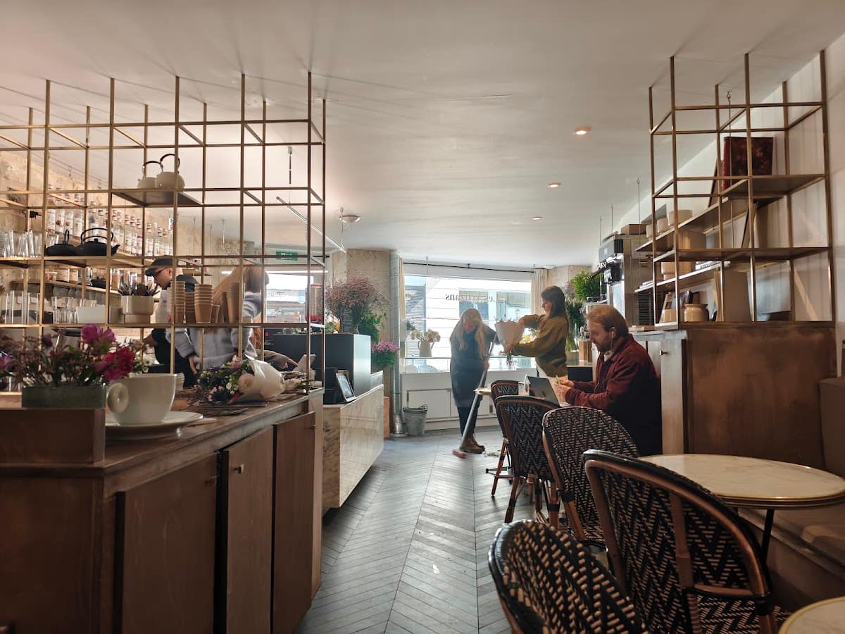 Les Artizans Coffee and flower